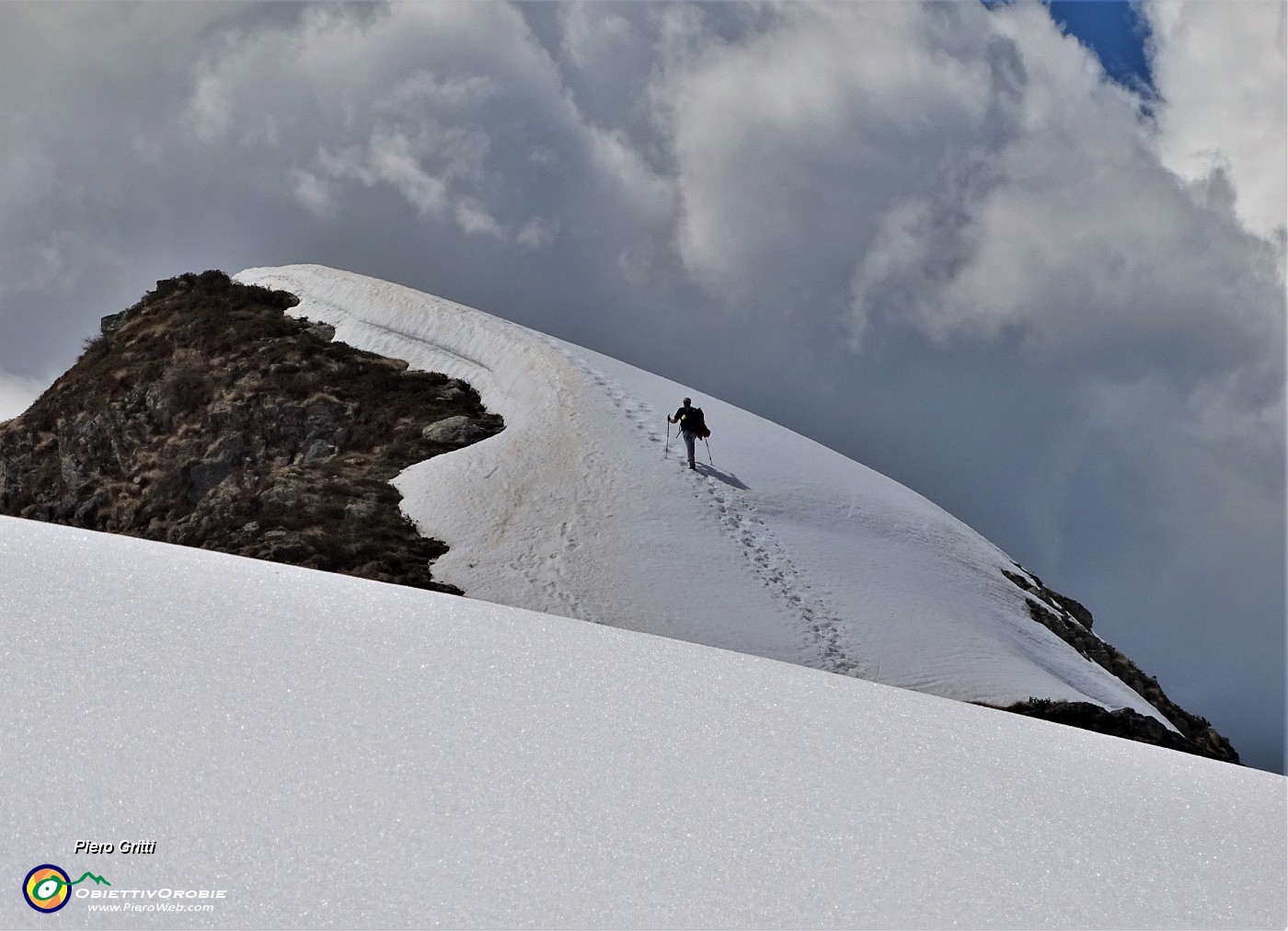 51 Renato in ripida salita per la cima nord dei Tre Pizzi (2167 m) su neve dura .JPG